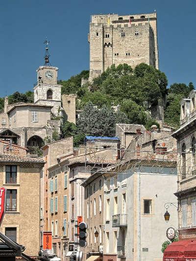 Crest plus beau detours de france vue sur la tour routes touristiques de la drome guide touristique de rhone alpes