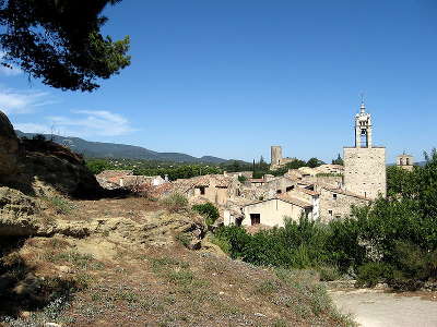 Cucuron village medieval routes touristiques du vaucluse guide du tourisme de provence alpes cote d azur