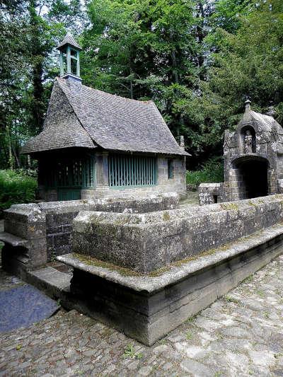Daoulas fontaine monumentale et chapelle notre dame des fontaines road trip dans le finistere guide du tourisme de bretagne