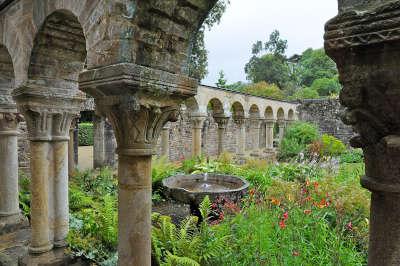 Daoulasle cloitre roman de l abbaye notre dame road trip dans le finistere guide du tourisme de bretagne