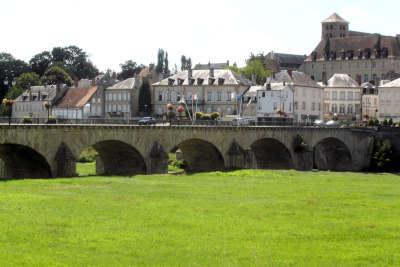 Decize vieux pont sur la vieille loire routes touristiques de la nievre guide touristique de bourgogne