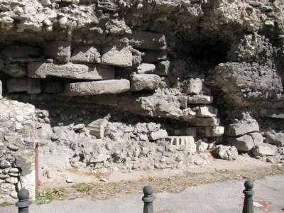 Die base de la muraille gallo romaine en materiaux de reemploi boulevard du cagnard routes touristiques de la drome guide touristique de rhone alpes