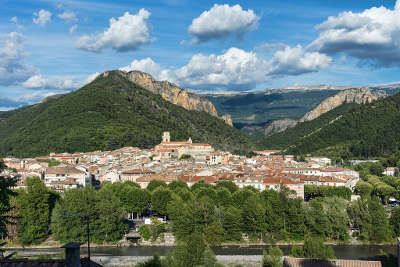 Digne les bains vue sur le centre ancien routes touristique des alpes de haute provence guide du tourisme provence alpes cote d azur