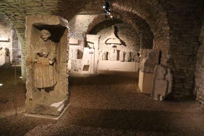 Dijon abbaye de saint benigne musee archeologique steles funeraires routes touristiques de la cote d or guide touristique de bourgogne
