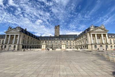 Dijon palais des ducs de bourgogne routes touristiques de la cote d or guide touristique de bourgogne