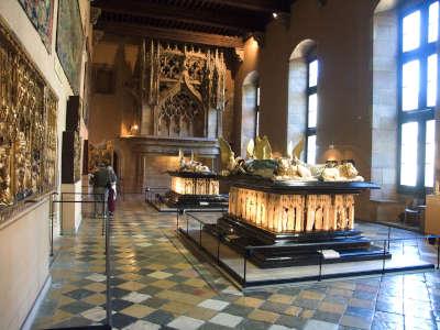 Dijon palais des ducs de bourgogne salle des gardes avec le tombeaux des ducs routes touristiques de la cote d or guide touristique de bourgogne