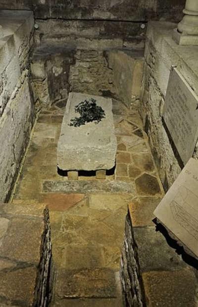 Dijon ville d art et d histoire cathedrale saint benigne sarcophage dit de saint benigne routes touristiques de la cote d or guide touristique de bourgogne