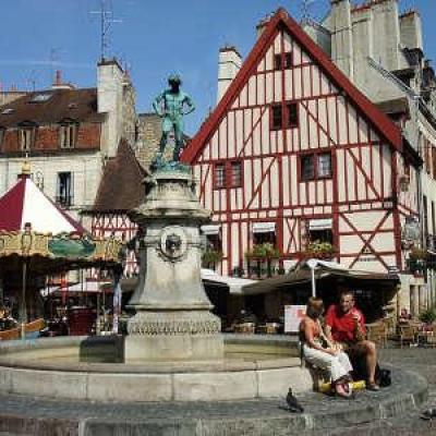 Dijon ville d art et d histoire la fontaine le vendangeur ou du bareuzai place francois rude routes touristiques de la cote d or guide touristique de bourgogne
