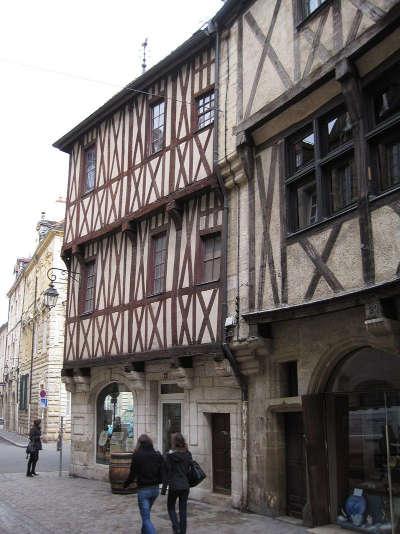 Dijon ville d art et d histoire rue verrerie routes touristiques de la cote d or guide touristique de bourgogne