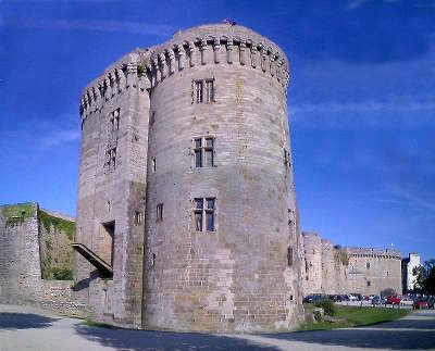 Dinan le chateau de la duchesse anne ville d art et d histoire chevet de l eglise routes touristiques dans la nievre guide du tourisme en bourgogne