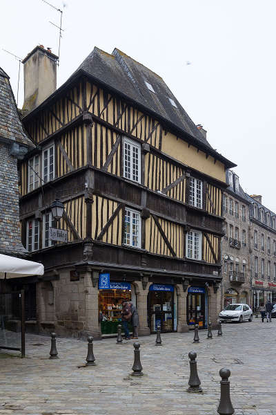 Dinan maison a colombage ville d art et d histoire chevet de l eglise routes touristiques dans la nievre guide du tourisme en bourgogne