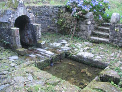 Dirinon la fontaine saint divy circuit des enclos paroissiaux du pays de landerneau routes touristiques dans le finistere guide du tour