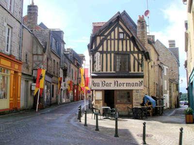 Domfront petite cite de caractere maisons medievales routes touristiques de l orne guide touristique de normandie