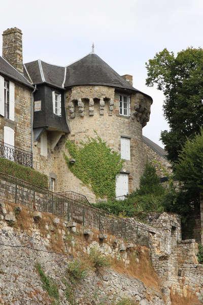 Domfront petite cite de caractere tour et enceinte routes touristiques de l orne guide touristique de normandie