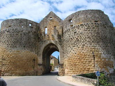 Domme une des entrees de domme la porte des tours routes touristiques de dordogne guide touristique de nouvelle aquitaine