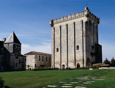 Donjon de pons route des tresors de saintonge guide du tourisme de la charente maritime