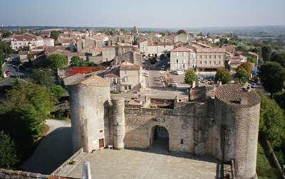 Duras vue du chateau routes touristiques du lot et garonne guide du tourisme d aquitaine