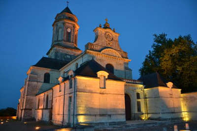 Eglise abbatiale de saint florent le vieil petite cite de caractere routes touristiques de maine et loire guide du tourisme du pays de la loire