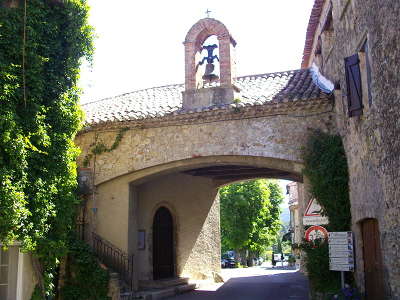 Eglise de la sainte trinite et entree du village de tourtour sur la route de la truffe var provence alpes cote d azur guide du tourisme