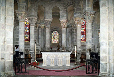 Eglise de saint nectaire les colonnes et chapiteaux du rond point les routes touristiques du puy de dome guide touristique auvergne