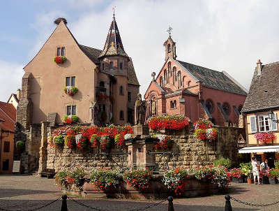 Eguisheim chateau chapelle et fontaine saint leon route touristique du haur rhin guide du tourisme en alsace