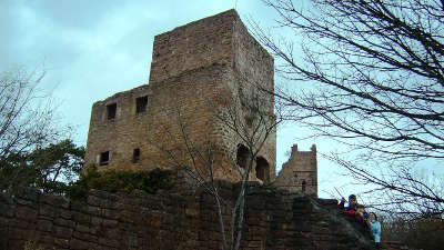 Eguisheim le donjon du chateau de wahlenbourg route touristique du haur rhin guide du tourisme en alsace