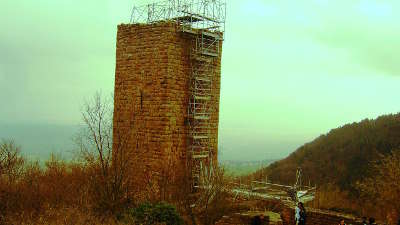 Eguisheim le donjon du weckmund en travaux route touristique du haur rhin guide du tourisme en alsace