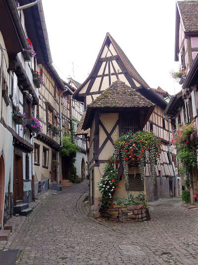 Eguisheim rue du rempart sud route touristique du haur rhin guide du tourisme en alsace
