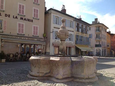 Embrun ville d art et d historie fontaine place de la mairie routes touristiques des hautes alpes guide du tourisme de provence alpes cote d azyr