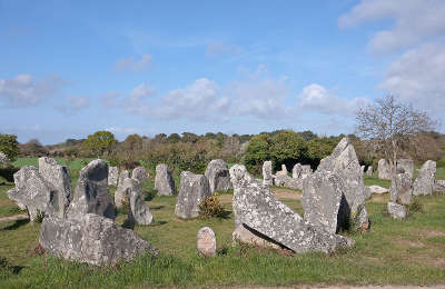 Erdeven alignement de menhir routes touristiques dans le morbihan guide du tourisme en bretagne