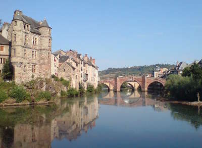 Espalion le pont et la rive droite de l olt routes touristiques de aveyron guide du tourisme midi pyrenees