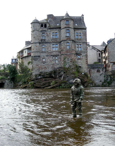 Espalion statue de scaphandrier devant le vieux palais routes touristiques de aveyron guide du tourisme midi pyrenees