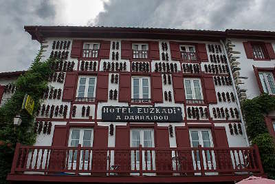 Espelette piments sechant sur une facade routes touristiques des pyrenees atlantiques guide du tourisme nouvelle aquitaine