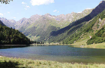 Estaing le lac routes touristique des hautes pyrenees guide du tourisme midi pyrenees