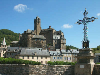 Estaing plus beaux villages de france la croix du pont d estaing routes touristiques de aveyron guide du tourisme midi pyrenees