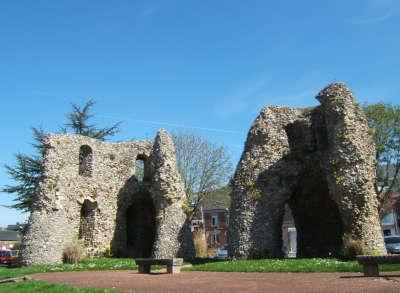 Eu les vestiges des remparts routes touristiques de la somme guide du tourisme de picardie