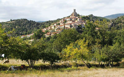 Eus vue sur le village plus beaux villages routes touristiques des pyrenees orientale guide du tourisme occidanie