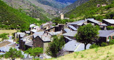 Evol vue sur le village plus beaux villages routes touristiques des pyrenees orientale guide du tourisme occidanie