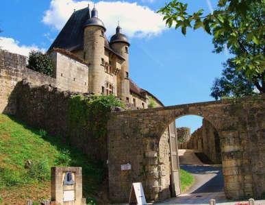 Excideuil le chateau les routes touristiques de la dordogne guide du tourisme d aquitaine