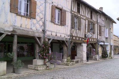 Eymet les arcades routes touristiques de la dordogne guide du tourisme d aquitaine