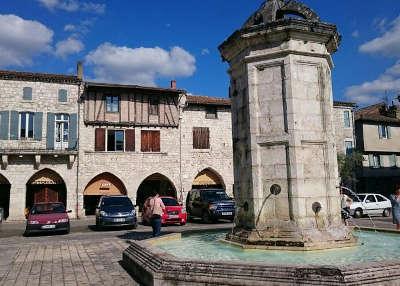 Eymet place gambetta routes touristiques de la dordogne guide du tourisme d aquitaine