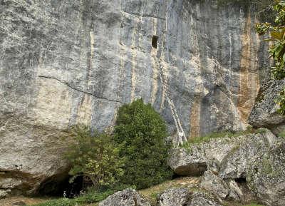 Eyzies de tayac sireuil abri de laugerie basse et trou du guetteur routes touristiques de la dordogne guide du tourisme d aquitaine