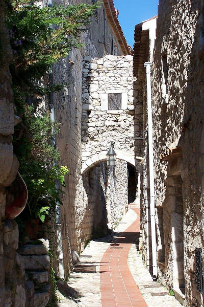 Eze village perche medievale une ruelle d eze village routes touristique des alpes maritime guide du tourisme provence alpes cote d azur