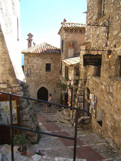 Eze village perche medievale une ruelle pittoresque d eze village routes touristique des alpes maritime guide du tourisme provence alpes cote d azur