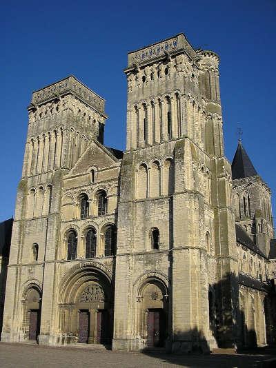 Facade de l abbaye aux dames caen routes touristiques du calvados guide touristique de normandie