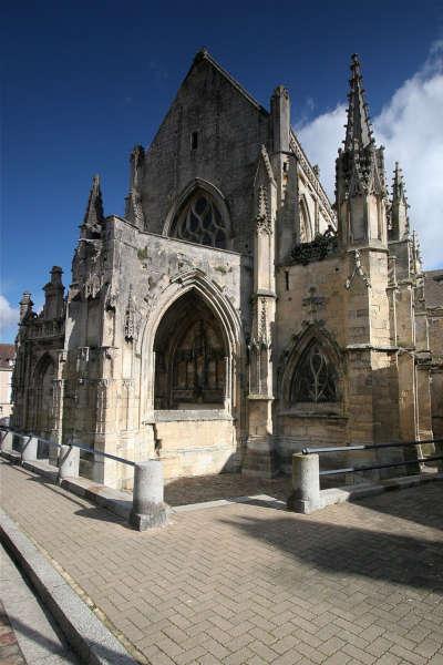 Falaise eglise de la trinite routes touristiques du calvados guide touristique de normandie