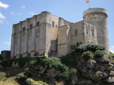 Falaise les donjons du chateau routes touristiques du calvados guide touristique de normandie