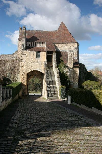 Falaise porte des cordeliers routes touristiques du calvados guide touristique de normandie