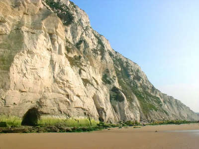 Falaises au pied du blanc nez a maree basse guide du tourisme du nord pas de calais