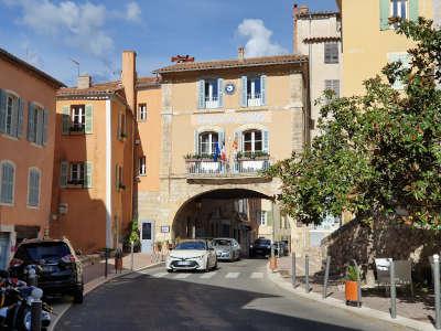 Fayence cite de caractere mairie routes touristiques du var guide touristique de la provence alpes cote d azur